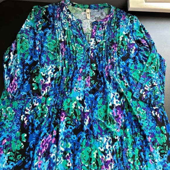 LA Cera Women's 1X Slinky Blouse Arsty Popover Colorful Pleats Stretch V Neck‎ - Picture 7 of 14